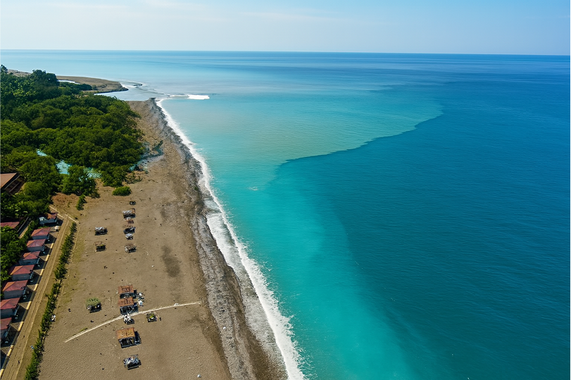 Море и пляж, фото сверху